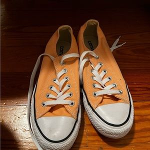 Converse - unisex (women’s 7 men’s 5)
